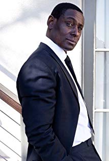 How tall is David Harewood?